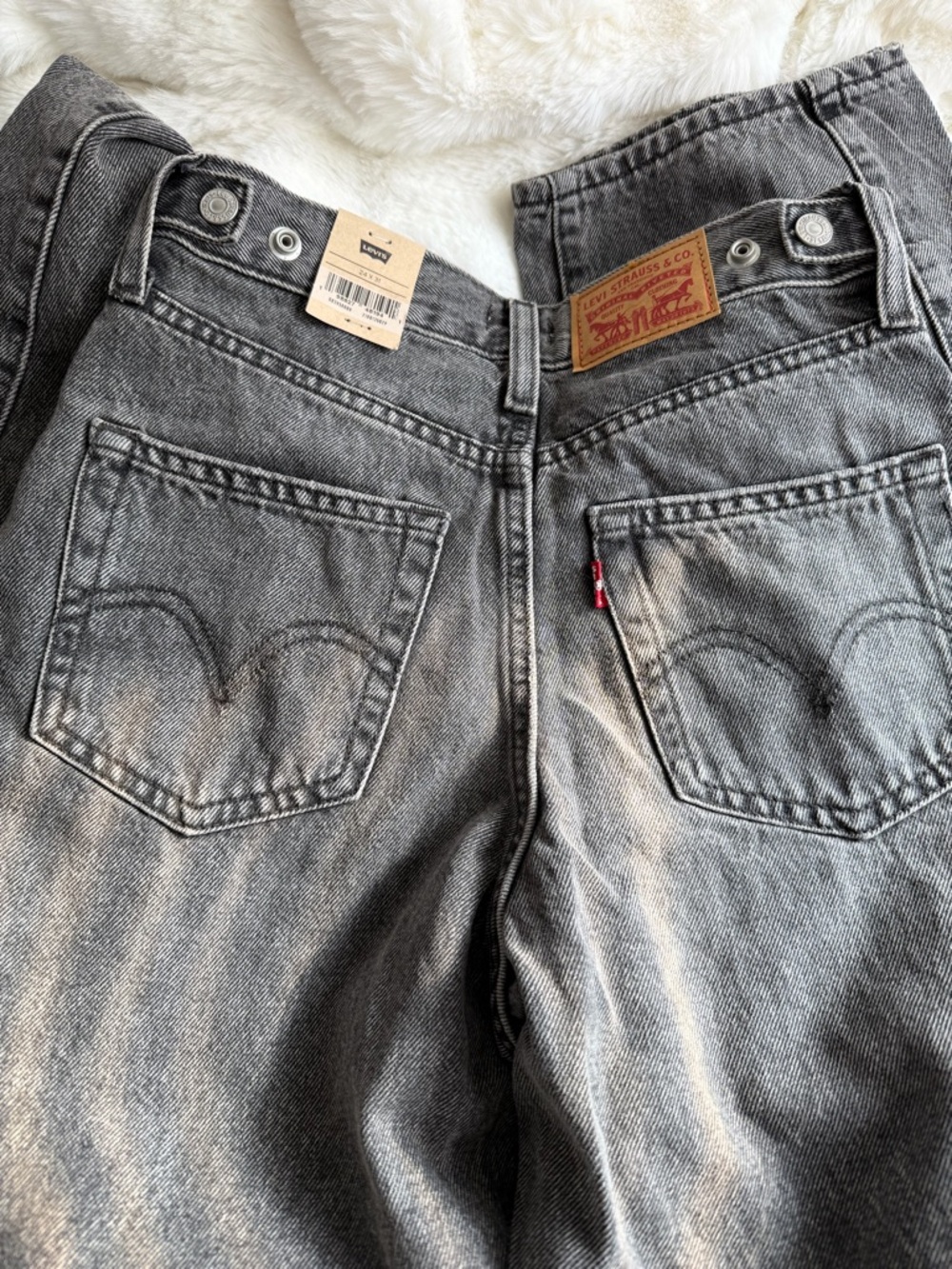 Levi's® Women's Cinch Barrel Jeans - Picture 10 of 11